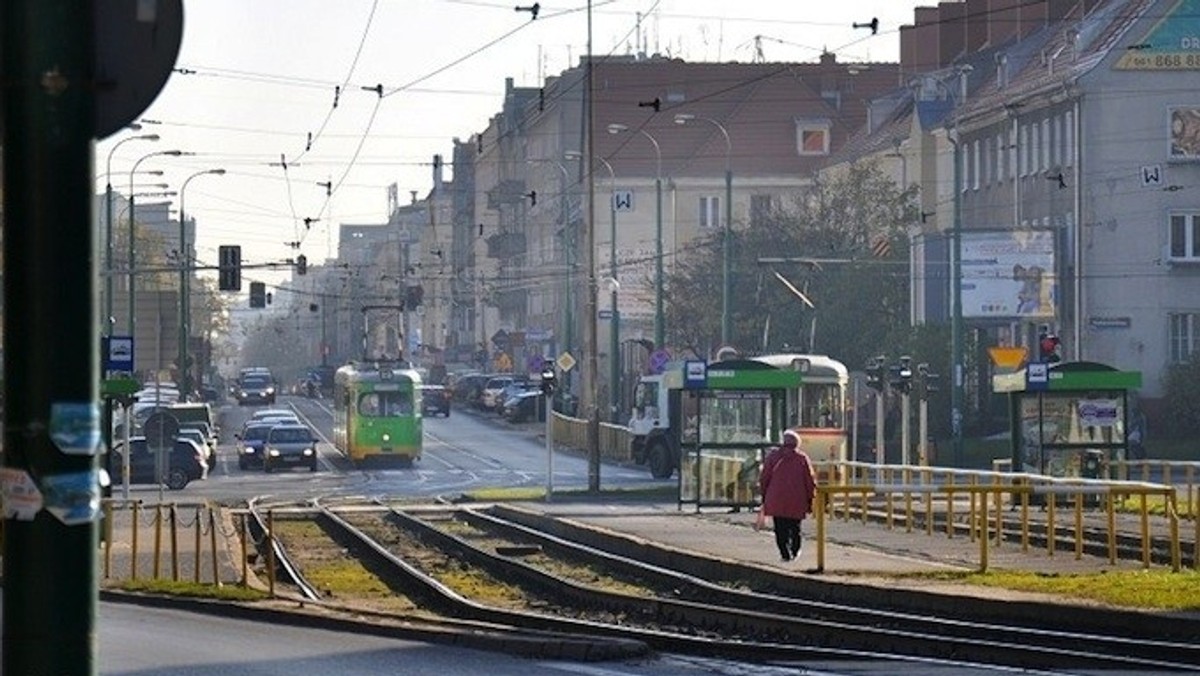 Nie oznacza to, że nagle miejsc dla autobusów i tramwajów jest dwa razy więcej - ale i tak będzie lepiej. Przystanki tramwajowe na ulicy Żeromskiego zostały bowiem przemianowane na podwójne.