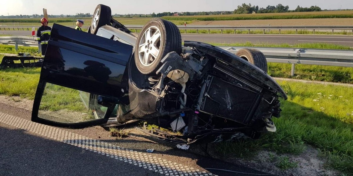 Samochód kilkukrotnie koziołkował