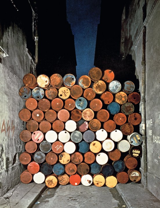 Christo - "Mur provisoire de tonneaux métalliques – Le Rideau de fer, rue Visconti, Paris" ("Temporary Wall of Oil Barrels – The Iron Curtain, Rue Visconti, Paris", 1962)