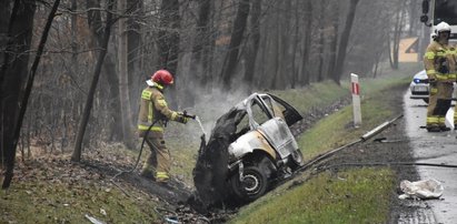 Dymiący wrak na poboczu. Tragedia w Tarnowskiej Woli