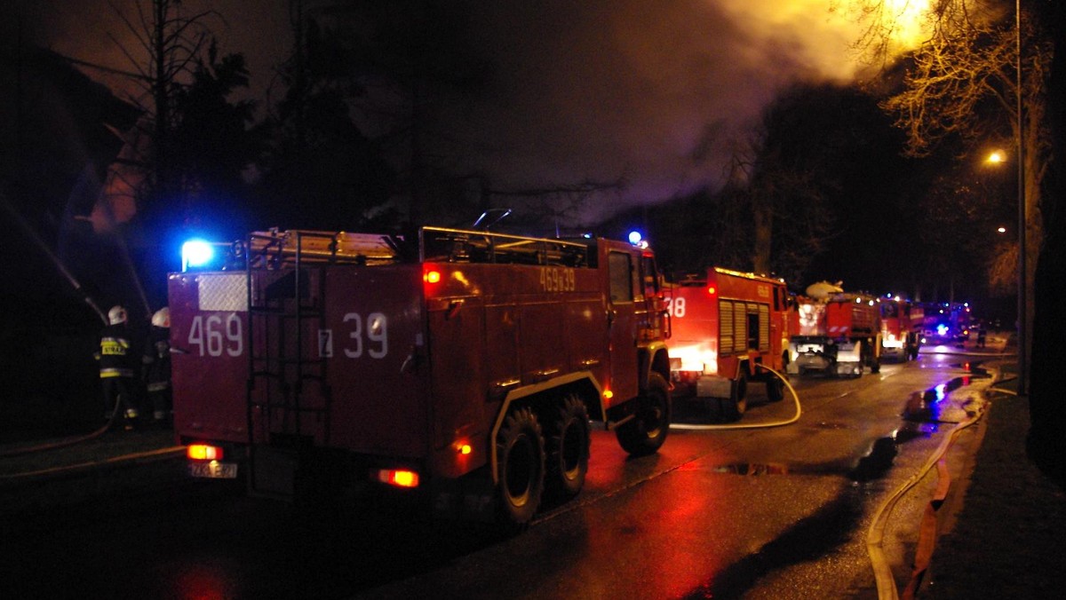 - W obliczu takiej tragedii pytani się pojawiają - powiedział Paweł Frątczak, rzecznik komendanta głównego Państwowej Straży Pożarnej. Gość Pierwszego Programu Polskiego Radia stwierdził, że krytyczne opinie o akcji strażaków mogą wynikać z emocji.