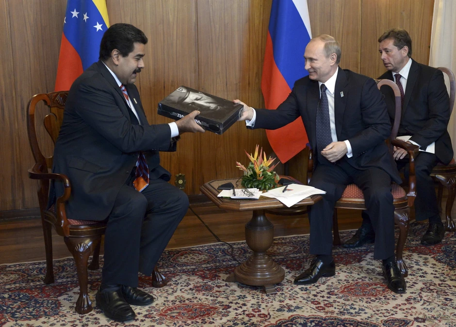 Putin predsedniku Venecuele Nikolasu Maduru poklanja knjigu posevećenu Ugu Čavesu