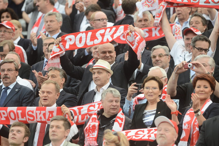 Na czwartkowym meczu były premier nie miał już tego wspaniałego kapelusika