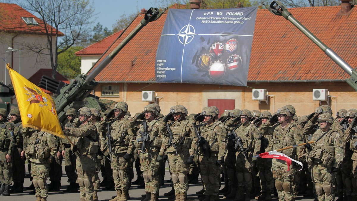 Około 1200 nowych żołnierzy ze Stanów Zjednoczonych, Wielkiej Brytanii, Chorwacji i Rumunii objęło zmianę w Międzynarodowym Batalionie NATO stacjonującym na Mazurach. Uroczystość odbyła się w Ośrodku Szkolenia Poligonowego w Bemowie Piskim.