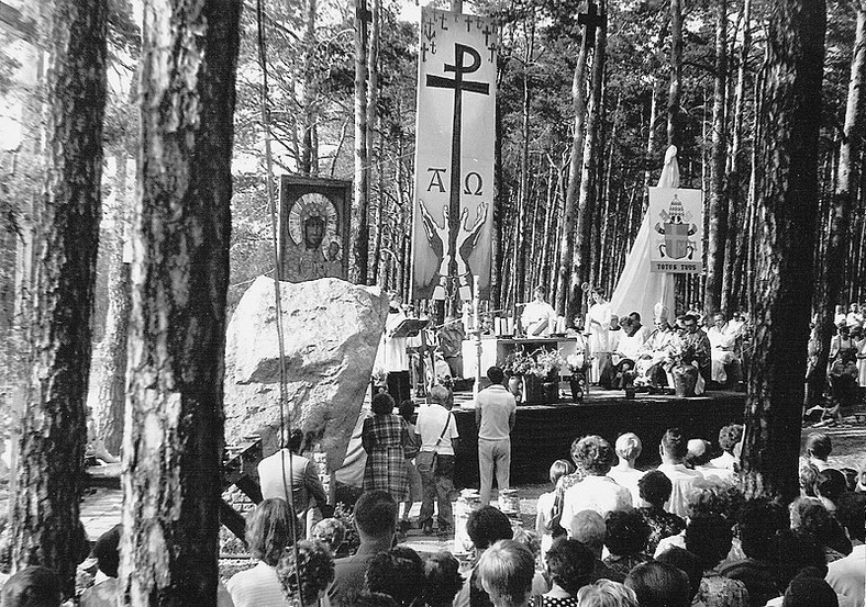 W miejscu katastrofy pod Otłoczynem stanął pomnik poświęcony pamięci ofiar. Na zdjęciu: msza święta przeprowadzona przy pomniku w 4 rocznicę wypadku