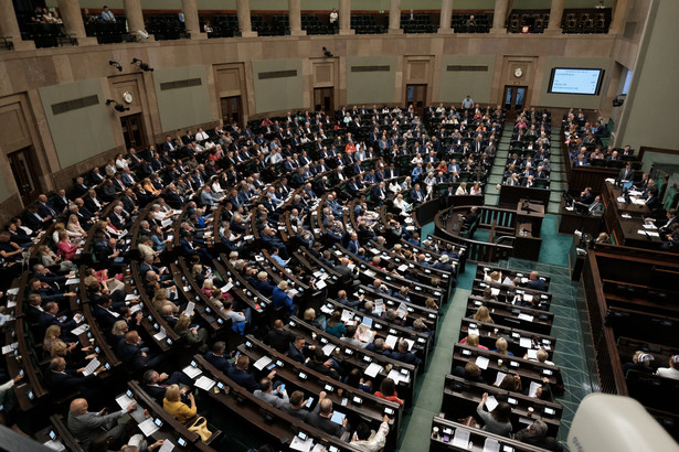 28.07.2023 Warszawa , ulica Wiejska . Sejm . 80 . posiedzenie Sejmu IX kadencji . Poslowie podczas wieczornego bloku glosowan . Fot. Slawomir Kaminski / Agencja Wyborcza.pl