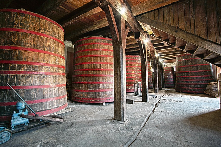 Porodica Zarić spojila je novu tehnologiju i tradiciju. Uz novu opremu zadržala je i stari kazan na drva i tako dobila najbolju kombinaciju