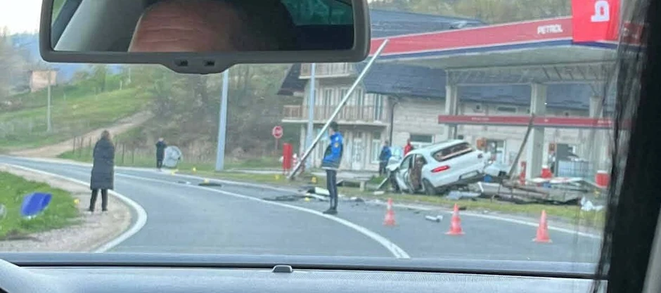 “porše” udario u benzinsku pumpu