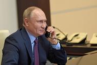 Prezydent Rosji Władimir Putin rozmawia przez telefon