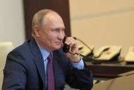 Prezydent Rosji Władimir Putin rozmawia przez telefon