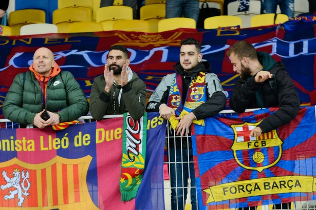 Kibice FC Barcelona podczas meczu z Dynamo Kijów w fazie grupowej Ligi Mistrzów 2 listopada 2021 r.