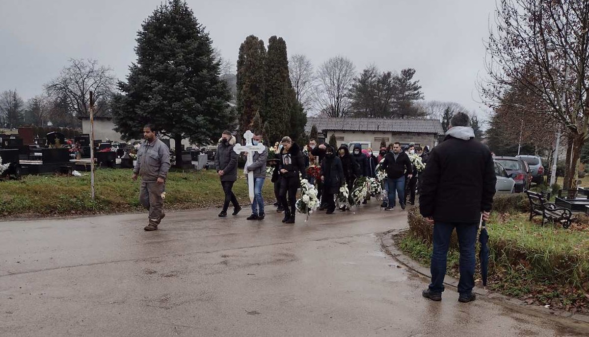 Beli kovčeg, beli krst i belo cveće za malog Andreja