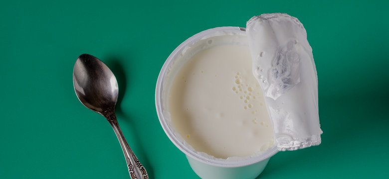 Oblizujesz wieczko od jogurtu? Z tego nawyku lepiej zrezygnować