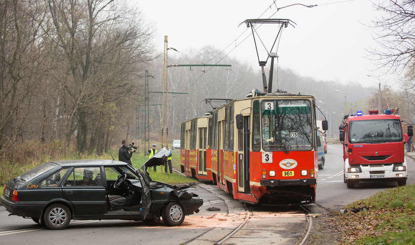 Zabrze. Zderzenie poloneza z tramwajem na ul. Makoszowskiej 