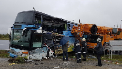 Iskolásokat szállító busz ütközött daruskocsival Ausztriában - magyar volt a sofőr, sok a sérült