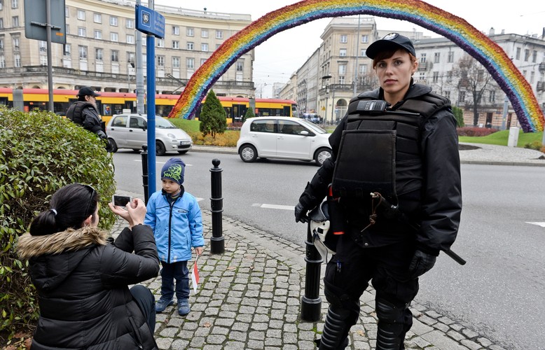 Policja i obrońcy tęczy na Placu Zbawiciela w Warszawie