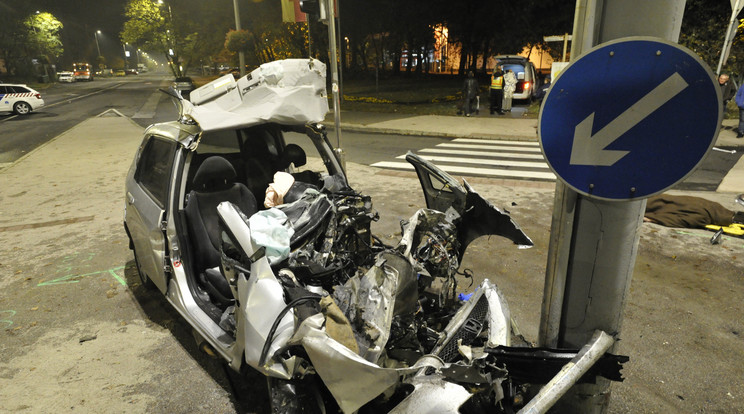 Az autó a felismerhetetlenségig összeroncsolódott, sofőrjén már nem lehetett segíteni /Fotó: MTI/Mihádák zoltán