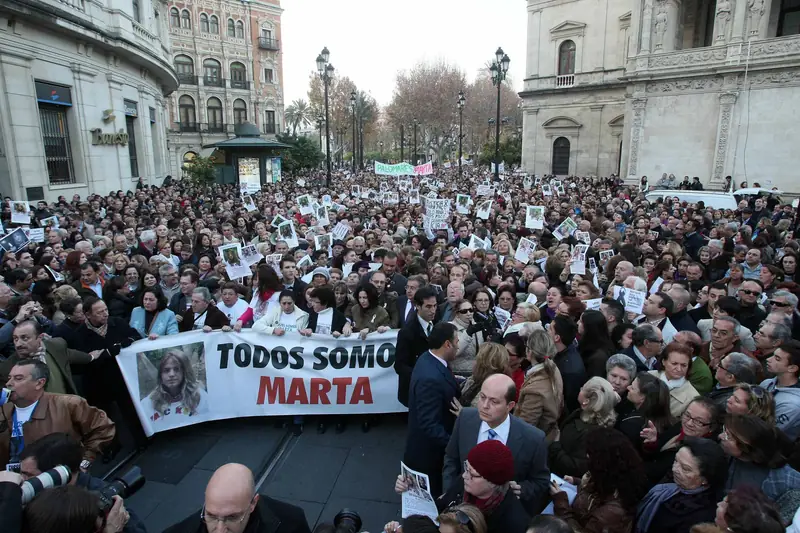 Protesty solidarnościowe z rodziną Marty. Zdjęcie z 2012 r. Minęły wtedy trzy lata odkąd nastolatka zaginęła / Europa Press/Europa Press Getty Images