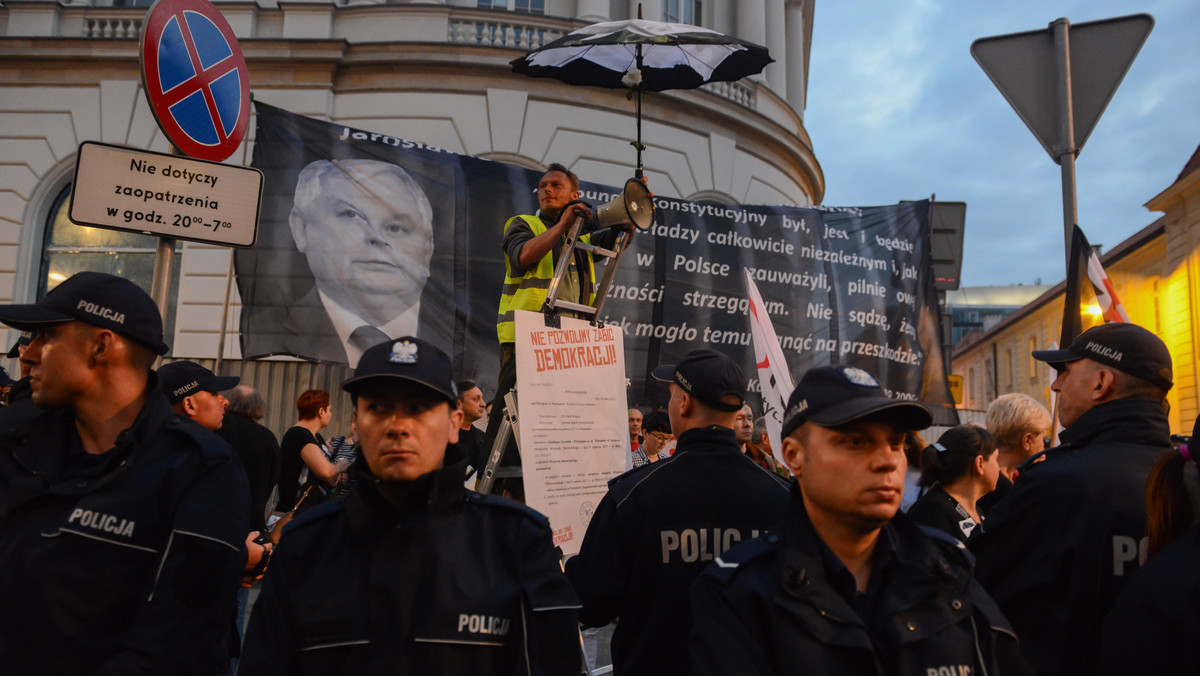 Politycy PO zażądali dziś od MSWiA wyjaśnień dot. kosztów zabezpieczenia miesięcznic smoleńskich i liczby zaangażowanych w nie funkcjonariuszy policji. PO przygotowała też projekt zmian w Prawie o zgromadzeniach, który ma znieść uprzywilejowanie tzw. zgromadzeń cyklicznych.