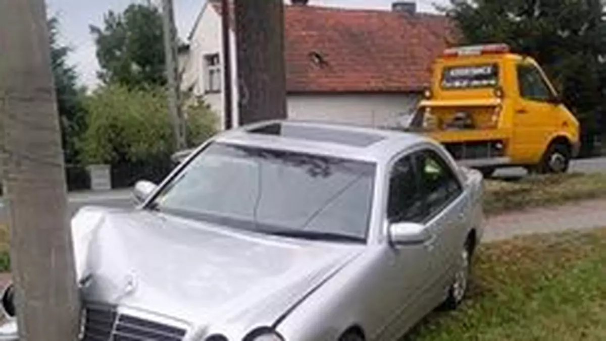 Mercedes-Benz na słupie, kierowca zasłabł