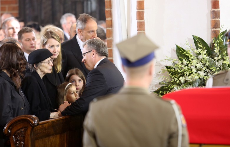 Uroczystości pogrzebowe profesora Władysława Bartoszewskiego. Prezydent RP Bronisław Komorowski (C) składa kondolencje na ręce wdowy, Zofii Bartoszewskiej (2L), podczas mszy żałobnej w Bazylice Archikatedralnej św. Jana Chrzciciela w Warszawie