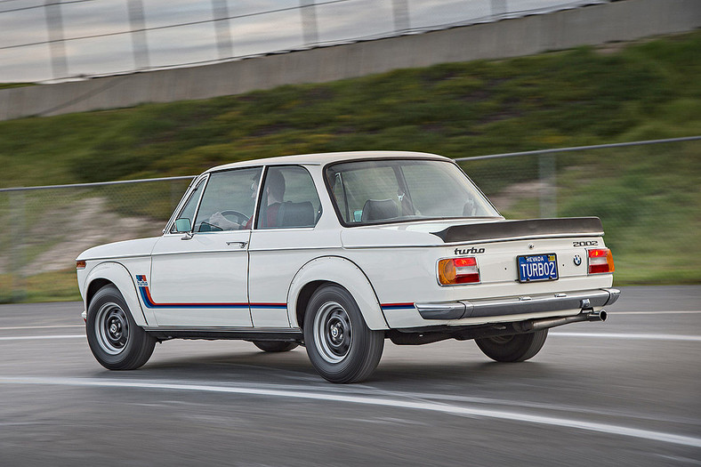 Legenda znów prowokuje - nowe BMW M2 spotyka BMW 2002 Turbo