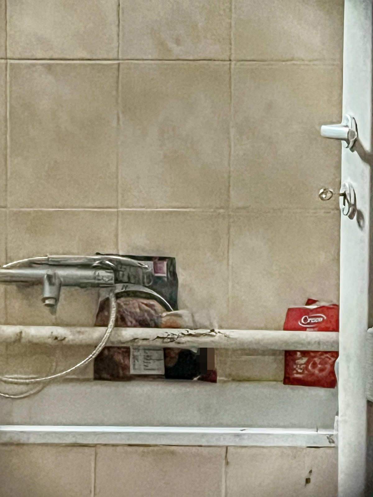Devojčica je pored kade držala sliku sa ocem, kao i perece