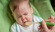 Ulewanie u niemowlaka - jakie są przyczyny? Ulewanie przez nos i po karmieniu piersią