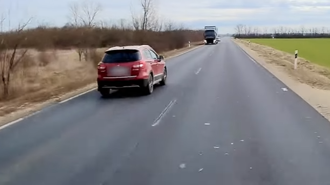 Ezt hogy gondolta? Ennél életveszélyesebb előzést nem nagyon tudott volna bemutatni ez az autós: sokkoló videó a 88-as útról