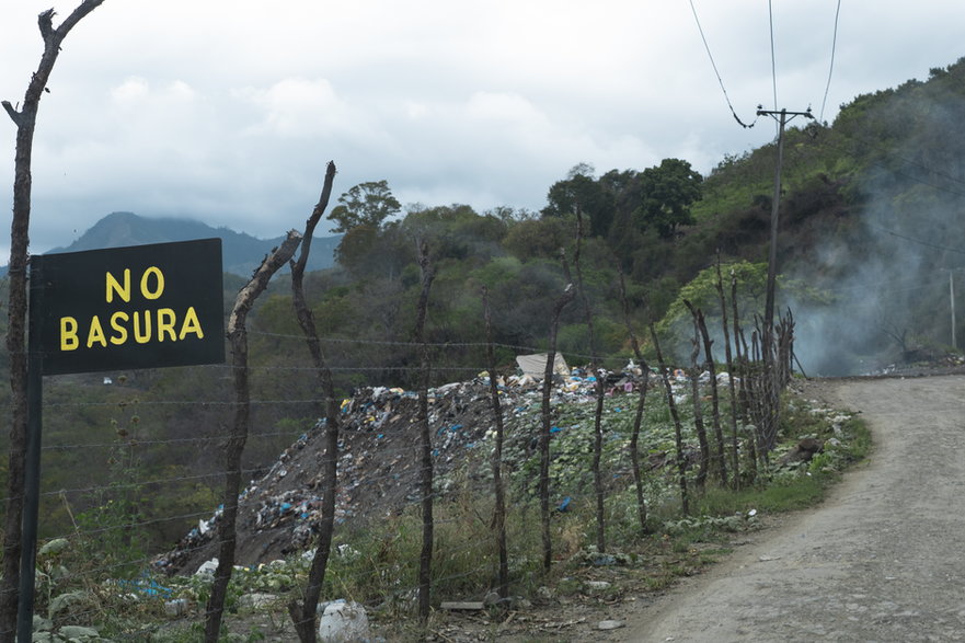 Śmiecenie i wyrzucanie odpadów, gdzie popadnie to w Dominikanie problem