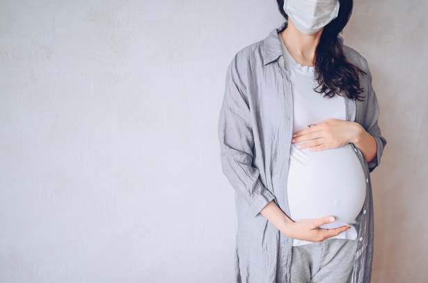Z ustaleń brytyjskich wynika, że ryzyko poronienia, jak i urodzenia wcześniaka wśród kobiet zaszczepionych jest takie samo, jak u tych, które nie poddały się szczepieniom.