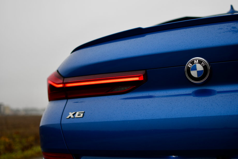 Wąskie tylne reflektory - niegdyś kontrowersyjne w BMW X4 - na dobre zadomowiły się w gamie samochodów producenta z Bawarii.