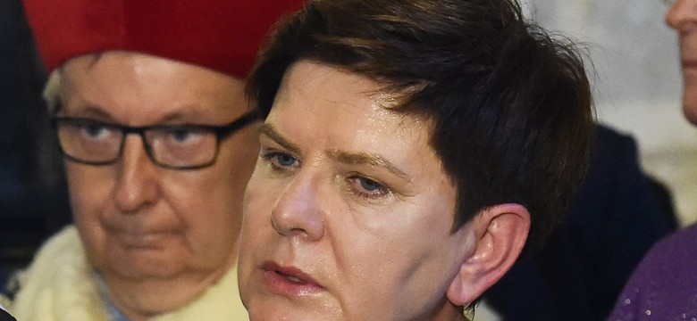 Na śmieciówkach w rządzie. Tak pracuje 831 osób