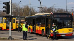 zderzenie tramwaju z autobusem w warszawie. są ranni
