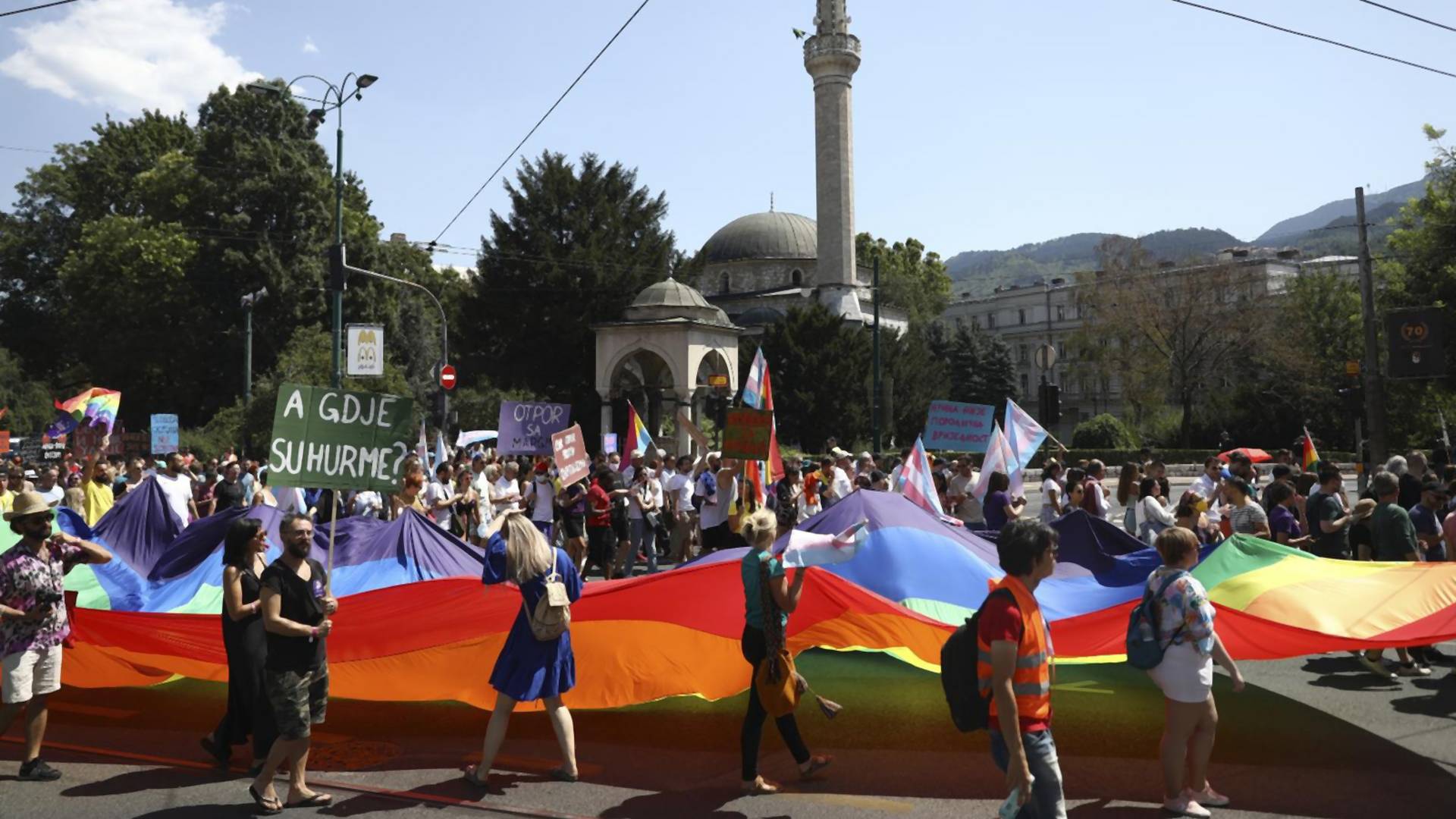 Danas smo srušili svoja četiri zida - održana gej parada u Sarajevu,  isto vreme tradicionalisti imali svoju povorku