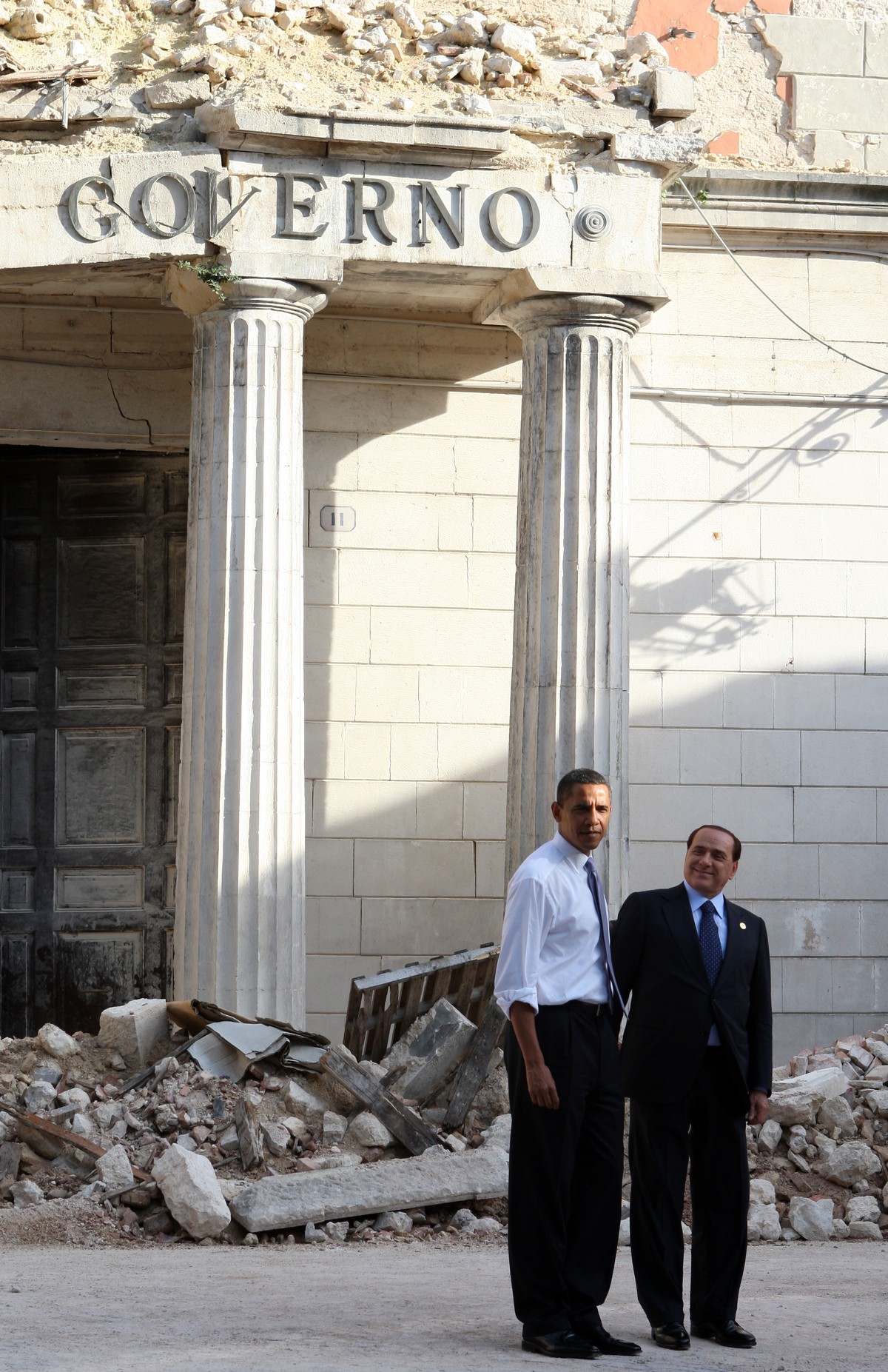 Berlusconi pokazuje Obamie zniszczenia wywołane kwietniowym trzęsieniem ziemi w L'Aquila. Fot. Bloomberg