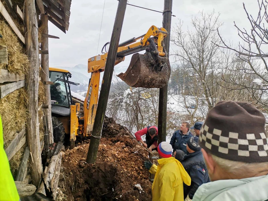 Posle šest dana selo će dobiti struju: Skip prokopao 20 metara puta do polomljene bandere