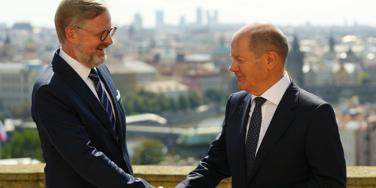 Premier Republiki Czeskiej Petr Fiala, wita kanclerza Niemiec Olafa Scholza podczas jego wizyty w Pradze.