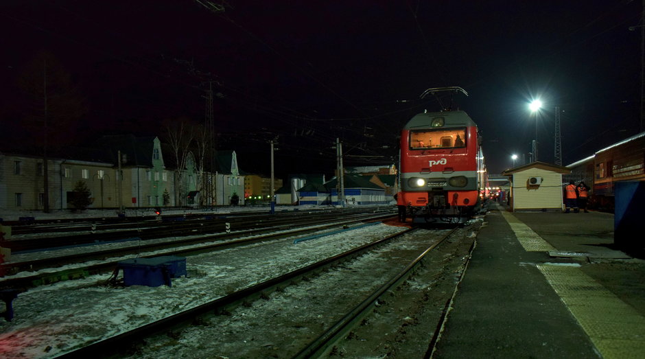 Pociąg jedzie non-stop w dzień i w nocy.