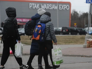 Przede wszystkim trzeba podkreślić, że nie jesteśmy obozem dla uchodźców. Bardziej przypominamy lotnisko we Frankfurcie. Do nas przyjeżdżają osoby prosto z granicy lub z dworców, otrzymują pomoc, dach nad głową, leki i opiekę medyczną. Jednak średnio po dwóch trzech dniach relokujemy je w inne miejsca w Polsce i za granicą — mówi Tomasz Szypuła, prezes Ptak Warsaw Expo