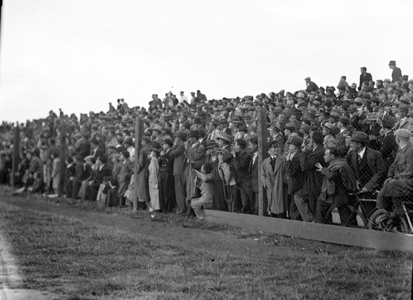 Kibice oglądają mecz Wisła Kraków - Chelsea FC w 1936 r.