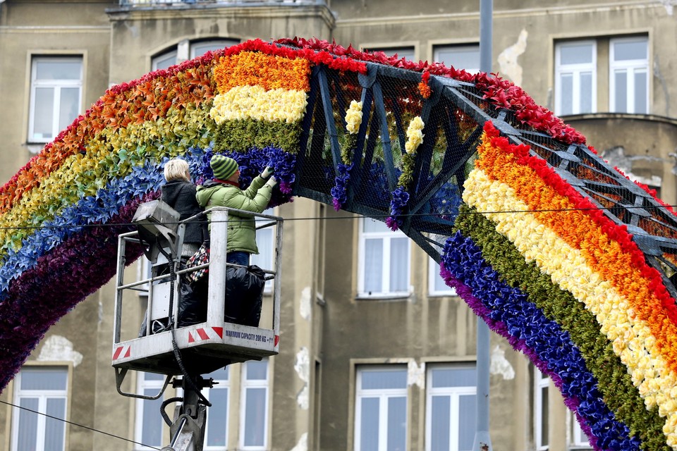 Naprawa tęczy na Placu Zbawiciela