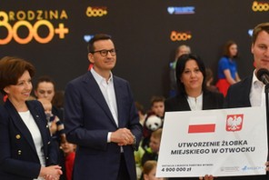 Mateusz Morawiecki, Marlena Maląg, prezydent Otwocka Jarosław Margielski i Anita Czerwińska na obchodach Międzynarodowego Dnia Rodzin. Otwock, 15 maja 2023 r.