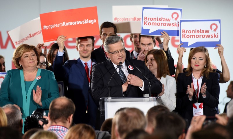 "Dziękuję wyborcom niezależnie od tego, na kogo oddali swój głos. Szczególnie dziękuję tym, którzy mnie poparli. Znamy już wstępne wyniki I tury, trzeba je odczytać jako poważne ostrzeżenie dla całego szeroko pojętego obozu władzy, trzeba wyciągnąć daleko idące wnioski, trzeba słuchać głosu wyborców. Konieczna jest mobilizacja wszystkich sił Polski racjonalnej i Polski umiarkowanej. Już dzisiaj zwracam się do licznej grupy wyborców niewątpliwie rozczarowanych, oczekujących szybkich zmian. Gratuluję Pawłowi Kukizowi, gratuluję głównemu konkurentowi, panu Andrzejowi Dudzie. Już dzisiaj wzywam kontrkandydata do debaty".CZYTAJ WIĘCEJ >>>