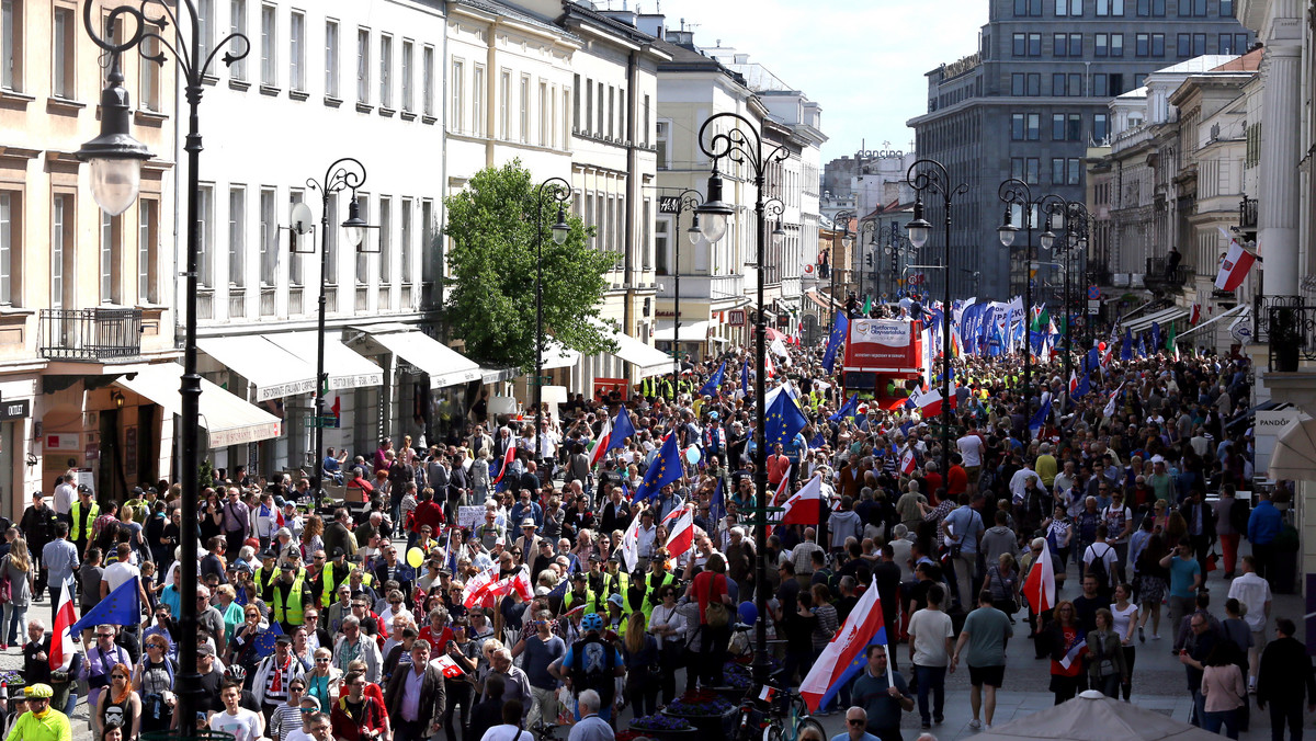 Ponad dwa tysiące osób pojechało z Łodzi na sobotni marsz KOD-u i opozycji. Byli to zarówno działacze Komitetu, członkowie PO, Nowoczesnej, SLD czy PSL-u, jak też  łodzianie nienależący do żadnych partii. Kilkadziesiąt osób pojechało do stolicy autokarami, specjalnie zamówionymi przez SLD.