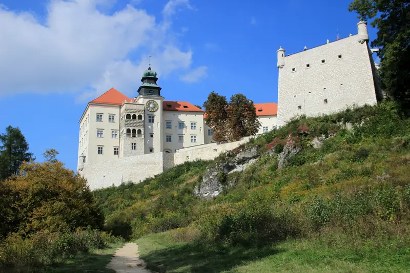 Fot. Marek Zajdler / East News Zamek, Pieskowa Skala, 01.10.2017 N/z: mury, wieza zegarowa i loggia widokowa