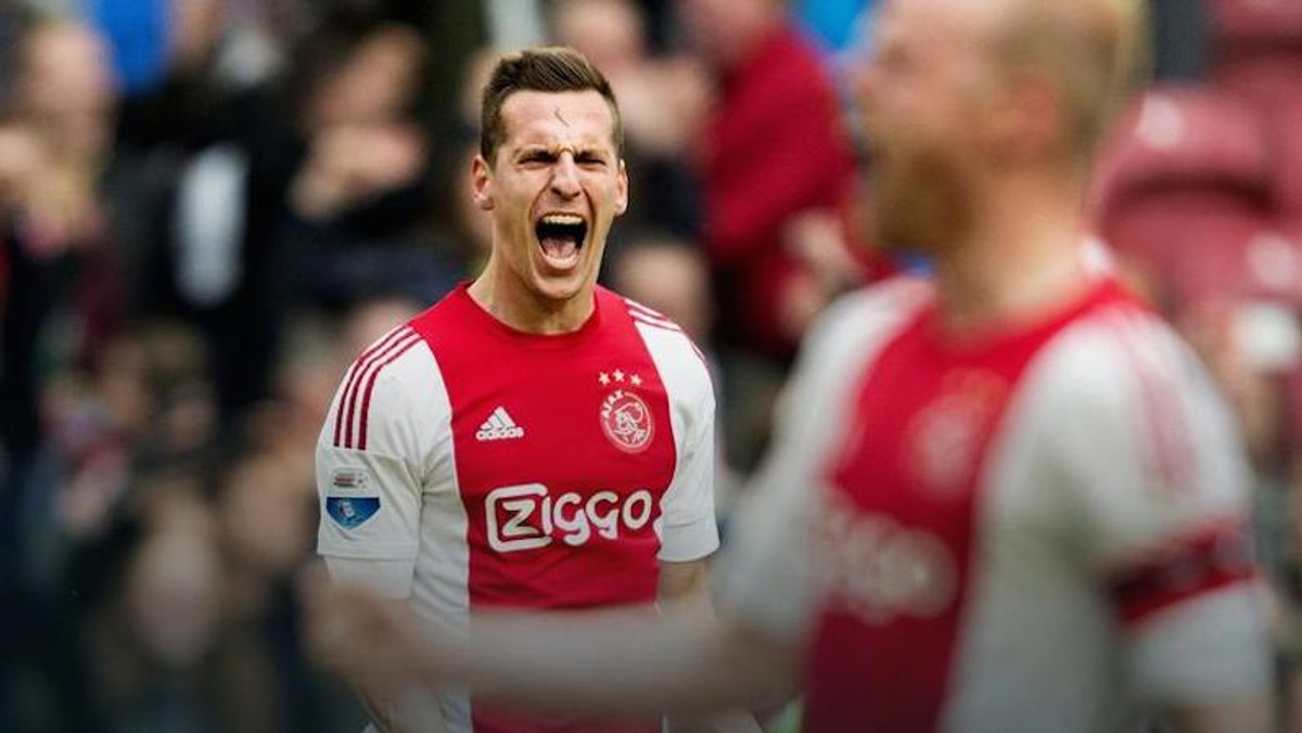 To miała być i przez długi czas była historia idealna. Milik bił rekordy Luisa Suareza i pchał Ajax do przodu. Frank de Boer mówił, że to napastnik europejskiej klasy. Aż w końcu magia prysła. - Nie ma już chemii między Milikiem a de Boerem - mówi Mike Verweij z "De Telegraaf". Od kilku dni holenderskie media coraz mocniej sugerują, że latem drogi obu panów się rozejdą.