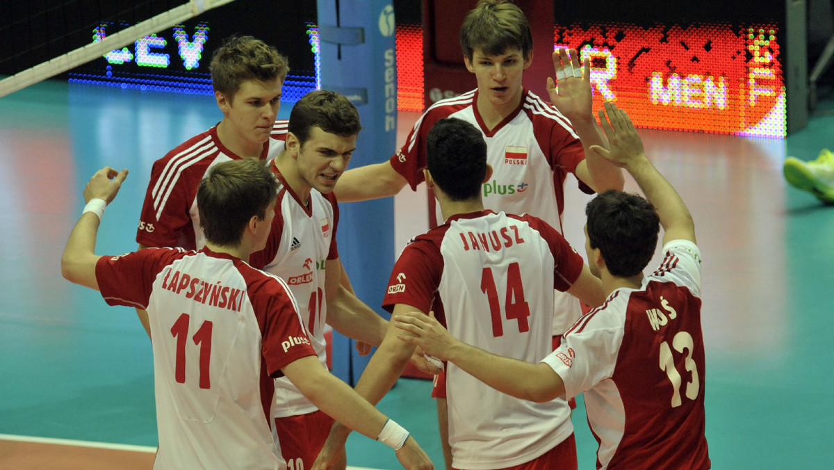W swoim czwartym meczu mistrzostw Europy juniorów rywalizujący w grupie 1. polscy siatkarze pokonali w Gdyni Serbów 3:0 (25:21, 25:16, 25:22) i mają na koncie trzy wygrane i porażkę. W czwartek w ostatnim grupowym spotkaniu Biało-Czerwoni zmierzą się z Rosją.