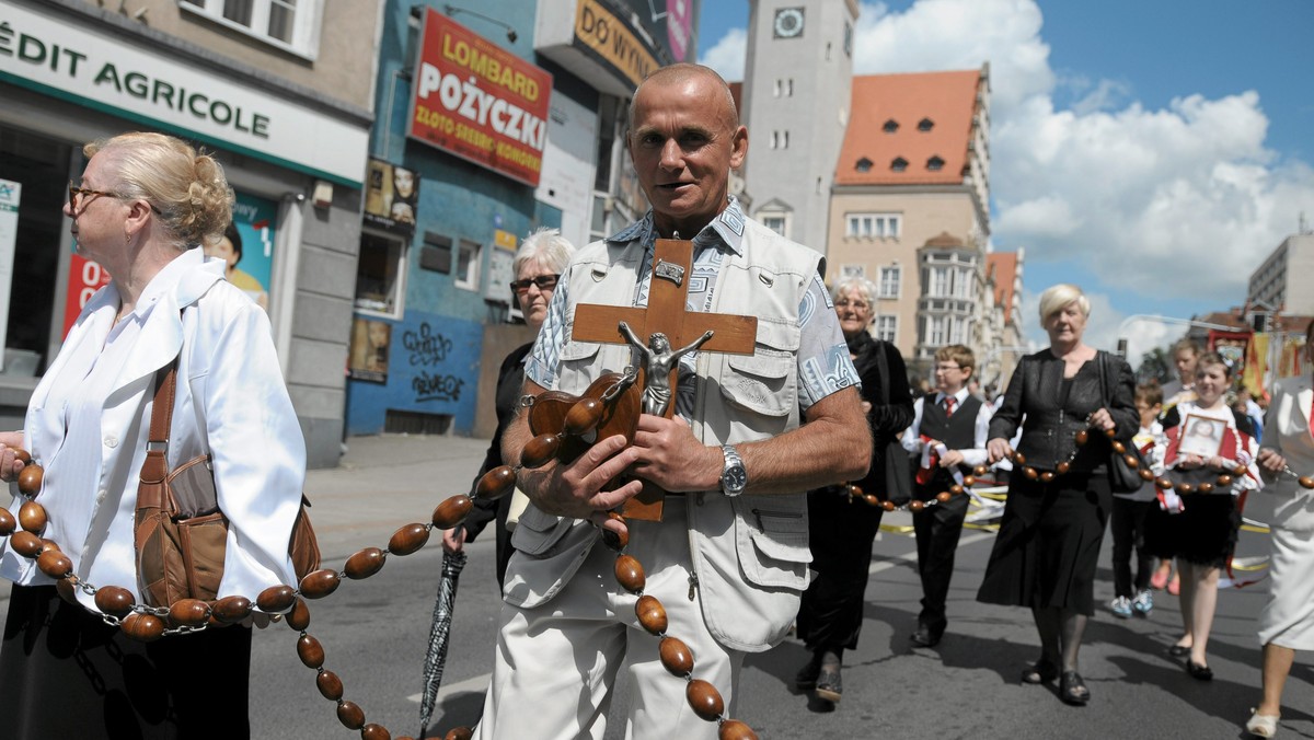 W czwartek kierowcy i pasażerowie komunikacji miejskiej z Olsztyna musieli przygotować się na utrudnienia. Ulicami miasta przeszły liczne, tradycyjne procesje wiernych z okazji Uroczystości Najświętszego Ciała i Krwi Chrystusa, czyli Bożego Ciała. Część z dróg była nieprzejezdna.