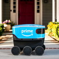 Amazon rozpoczyna testy jeżdżących, autonomicznych robotów do dostarczania paczek
